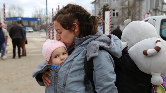 Mutter mit ihrer Tochter Shine auf der Flucht aus der Ukraine.