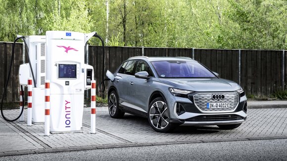 Höhere Ladeleistung und erweiterte Online-Funktionen für den Audi Q4 e-tron