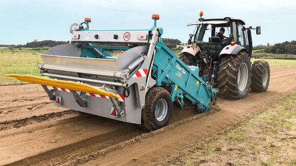 Ein BeachTech 2500 entfernt Steine, Unkraut und Wurzeln aus einem Karottenacker.