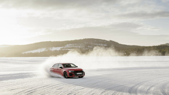 Schneegestöber: Audi RS 3 im Drift
