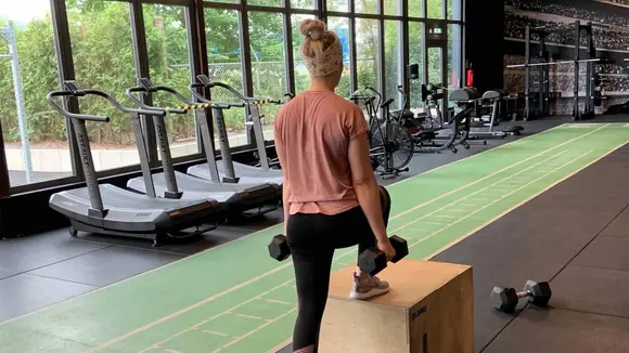 Benutzerin Sina macht Step Ups