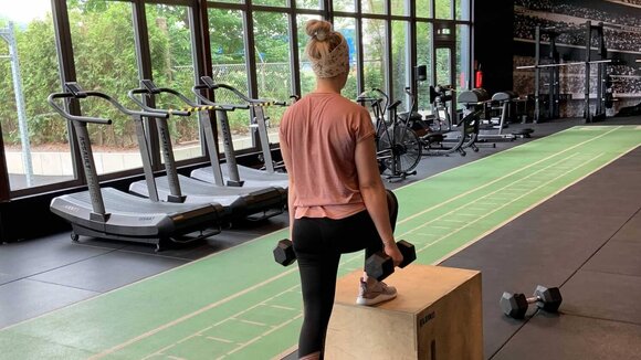 Benutzerin Sina macht Step Ups