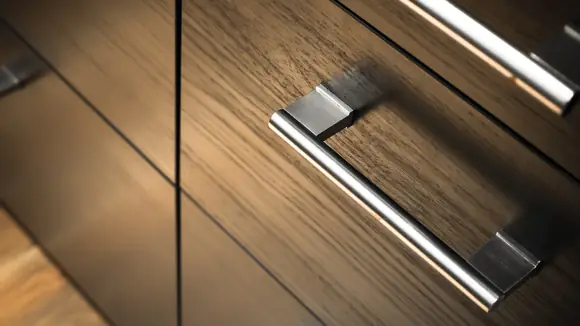 Universeller UV-Mehrschichtlack mit stabilem Glanzgrad: Neues, hochflexibles Materialsystem von CROMA LACKE
