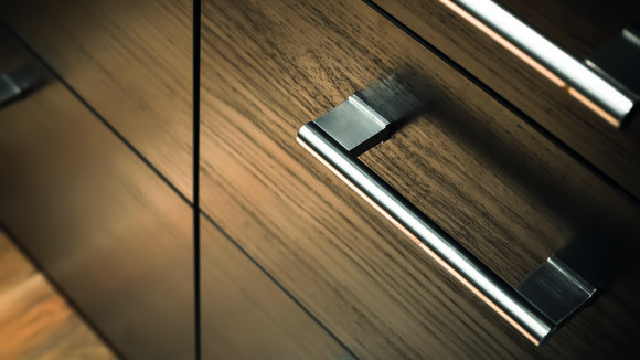 Universeller UV-Mehrschichtlack mit stabilem Glanzgrad: Neues, hochflexibles Materialsystem von CROMA LACKE