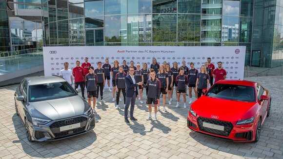 Mannschaftskapitänin Lina Gull nahm stellvertretend den ersten Autoschlüssel von Christian Schüller, Leiter Sport Marketing Fußball, in Empfang