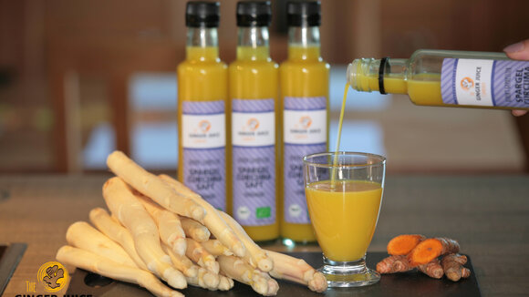 Tolle Farbe und toller Geschmack: Spargel, Curcuma und Ingwer sind ein perfektes Team - im Glas und am Gaumen.