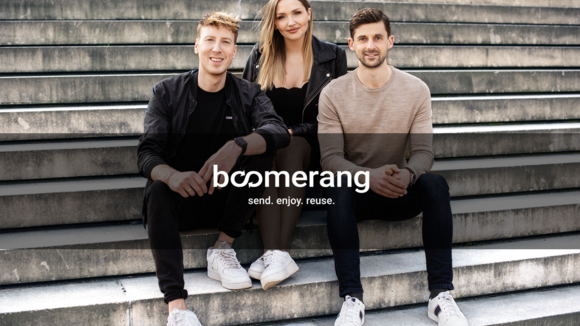 Gründer von Boomerang Marc Engelmann, Katharina Kreutzer, Christian Putz sitzen auf einer Betontreppe.