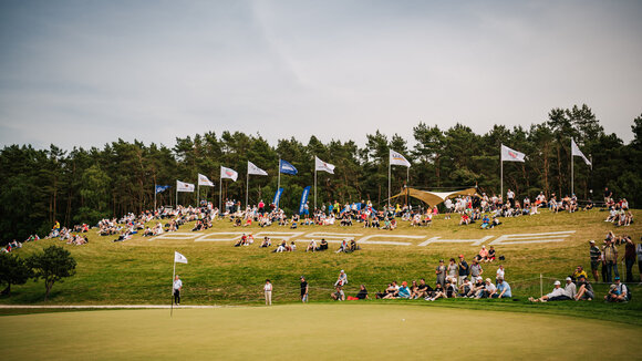 Porsche Schriftzug 40m auf Rasen