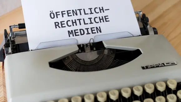Schreibmaschine mit Papier, auf dem "Öffentlich-Rechtliche Medien" steht.