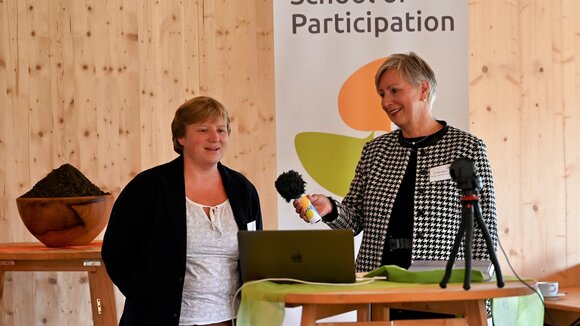 Gründungsfeier der School of Participation, Mirjam Neyrinck und Ruth Beilharz.