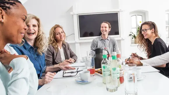 Ergotherapeut:innen schauen hinter die Kulissen, machen Muster von Macht, Unterdrückung und Diskriminierung sichtbar. Sie empfehlen, als Team zusammenzuhalten, in unangemessenen Situationen oder bei abwertenden Äußerungen Stellung zu beziehen und jedem Menschen die Möglichkeit zu geben, das eigene Potenzial zu entfalten. 