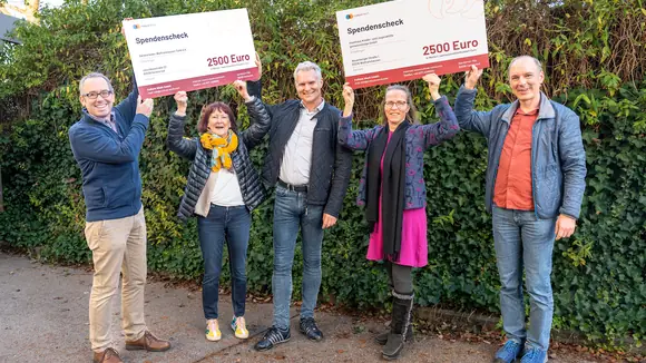Fröhliche Spendenübergabe: (v. li.) Tim Kalbitzer (Senior Coach & Head of CRM, Culture Work GmbH), Heidemarie Ritter (1. Vorsitzende, Geretsrieder-Wolfratshauser-Tafel e.V.), Dr. Bernd Müssig (Geschäftsführer, Culture Work GmbH), Elke Burghardt (Assistentin der Geschäftsführung und Öffentlichkeitsarbeit, Inselhaus Kinder- und Jugendhilfe gemeinnützige GmbH) und Peter Neuhaus (Senior Coach, Culture Work GmbH)