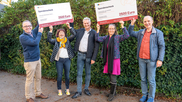 Fröhliche Spendenübergabe: (v. li.) Tim Kalbitzer (Senior Coach & Head of CRM, Culture Work GmbH), Heidemarie Ritter (1. Vorsitzende, Geretsrieder-Wolfratshauser-Tafel e.V.), Dr. Bernd Müssig (Geschäftsführer, Culture Work GmbH), Elke Burghardt (Assistentin der Geschäftsführung und Öffentlichkeitsarbeit, Inselhaus Kinder- und Jugendhilfe gemeinnützige GmbH) und Peter Neuhaus (Senior Coach, Culture Work GmbH)