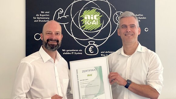 Stolz auf die erfolgreiche Re-Zertifizierung: NIC Systemhaus Geschäftsführer Oliver Heer (links) und Stefan Scholz (rechts) vom IT-Service
