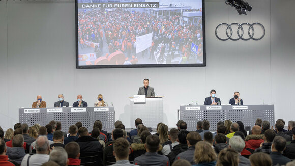 Auf der letzten Betriebsversammlung des Jahres forderte der Betriebsratsvorsitzende Rainer Schirmer vor der Neckarsulmer Belegschaft Klarheit für alle Werke der vier Ringe.