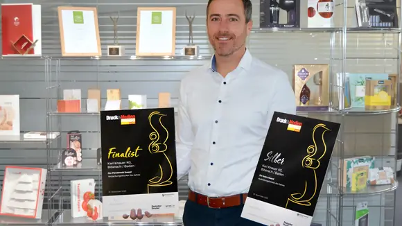 Marco Manna mit den Urkunden der Druck&Medien Awards 2022