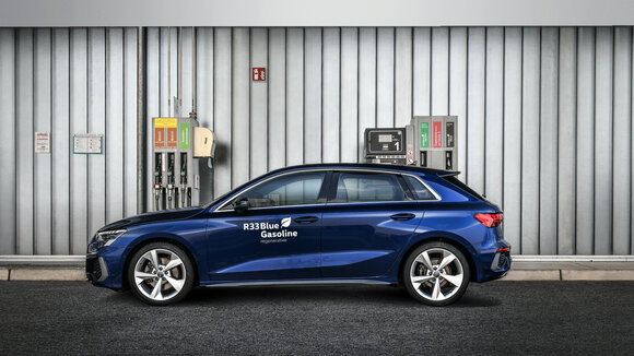 Viele Neufahrzeuge von Audi werden ab Werk mit den umweltschonenden Kraftstoffen R33 Blue Diesel und R33 Blue Gasoline ausgeliefert.