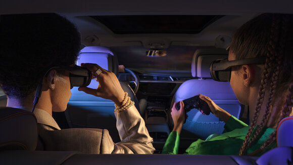 Als weltweit erster Automobilhersteller hat Audi das Virtual-Reality-Entertainment von holoride in Serie gebracht.