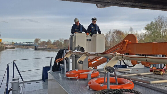 Gasspürer bei ihrem Einsatz auf dem Spezialschiff Brückenkieker.
