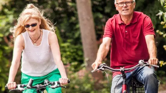 Mobilität hat einen enormen Einfluss auf die eigene Gesundheit und das Klima. Aufs Fahrrad umsteigen reduziert den ökologischen Fußabdruck; andere zu überzeugen und mitzureißen wirkt sich auf den Handabdruck aus. Diese und andere Aspekte gehören zu einer ergotherapeutischen klimasensiblen Beratung.