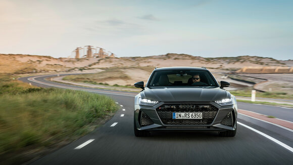 Audi RS 6 Avant performance Fahraufnahme, Farbe: Nimbusgrau in Perleffekt