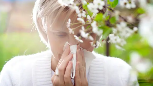 Frau mit allergischen Symptomen
