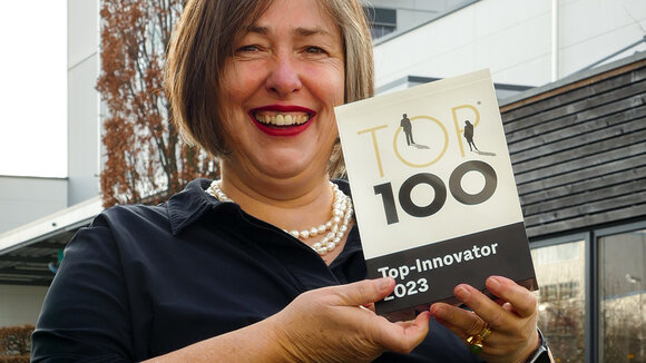 CEO Dr. Antje Eckel vor dem Firmengebäude im rheinland-pfälzischen Niederzissen