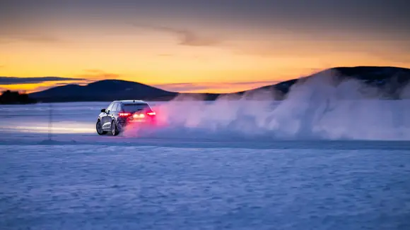 Ein wesentlicher Teil der Testfahrten mit dem Prototyp des Q6 e-tron, die für die Ausprägung der Fahreigenschaften wichtig sind, findet im kalten Norden statt.