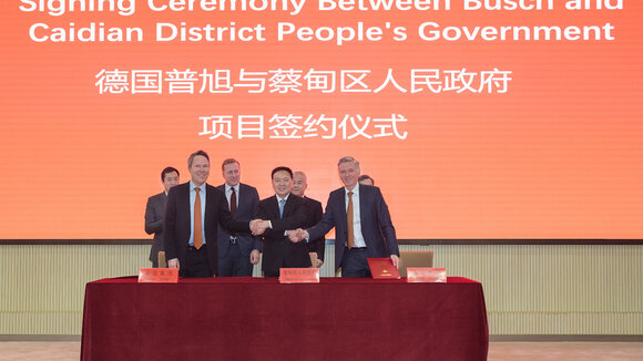 Nach der Unterzeichnung (vorne von links nach rechts): Kaya Busch, Miteigentümer und Co-CEO von Busch Vacuum Solutions, Yu Congbin, Bürgermeister des Caidian Districts, Sami Busch, Miteigentümer und Co-CEO von Busch Vacuum Solutions. (Hintere Reihe zwischen Kaya Busch und Yu Congbin): Jonathan Schoo, Vizepräsident - AHK Greater China (Auslandshandelskammer, Vertretung der deutschen Wirtschaft in China). 