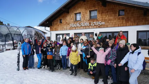 Kinder, Eltern und Initiator Goar B haben Spaß auf der Hochalm