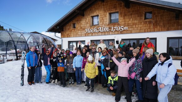 Kinder, Eltern und Initiator Goar B haben Spaß auf der Hochalm