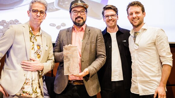 DIO Studios und Plastic2Beans bei der Übergabe des Green Product Award
