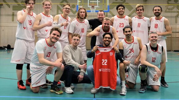 Kevin Siger (Mitte) Basketball Mannschaft VfB Hallbergmoos
