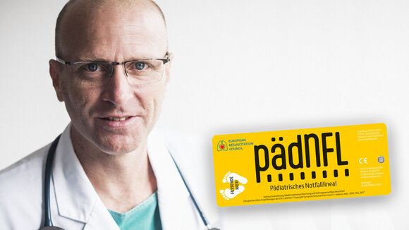 Prof. Jost Kaufmann mit dem pädiatrischen Notfalllineal