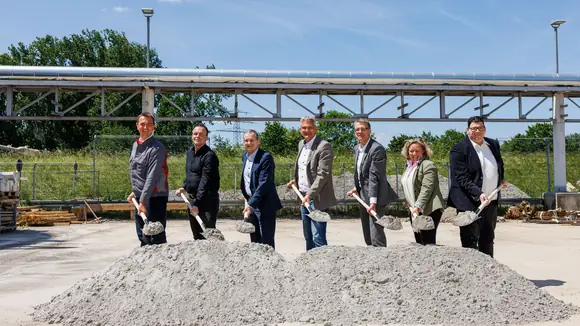Spatenstich für den nachhaltigen Wasserkreislauf: (v.l.n.r.) Dr. Achim Diehlmann, Leiter Umweltschutz am Standort Neckarsulm und Projektleiter Mission:Zero, Rainer Schirmer, Betriebsratsvorsitzender am Standort Neckarsulm, Bernhard Schneider, Leiter Real Estate/Bauliche Infrastruktur Neckarsulm, Steffen Hertwig, Oberbürgermeister Neckarsulm und Vorsitzender Abwasserzweckverband, Fred Schulze, Werkleiter Neckarsulm, Dr. Carina Kögler, Leiterin Corporate Protection/Real Estate, Christian Forelle, Projektleite