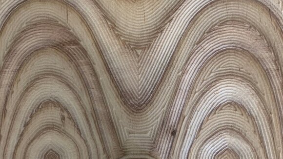 Ein Stuhl, der nur mit Steckverbindungen gefügt ist.