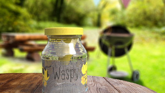 Waspy auf Gartentisch beim Grillen