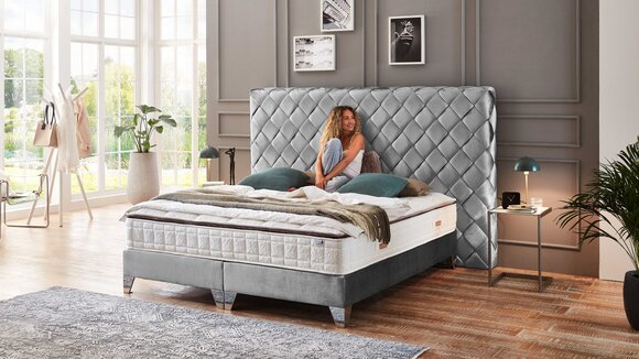 Boxspringbett Samt in Grau mit geflochtenes Kopfteil