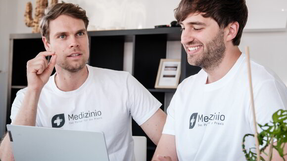 Medizinio Geschäftsführer Christoph Bartram und Marvin Schön