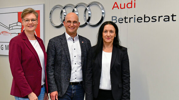 Das neue Führungstrio des Betriebsrats bei Audi in Ingolstadt: Betriebsratsvorsitzender Jörg Schlagbauer und seine Stellvertreterinnen Rita Beck (r.) und Karola Frank (l.).