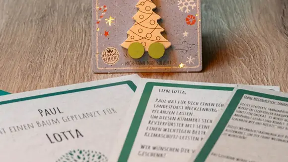 Baumpflanzzertifikate und kleines Geschenk 