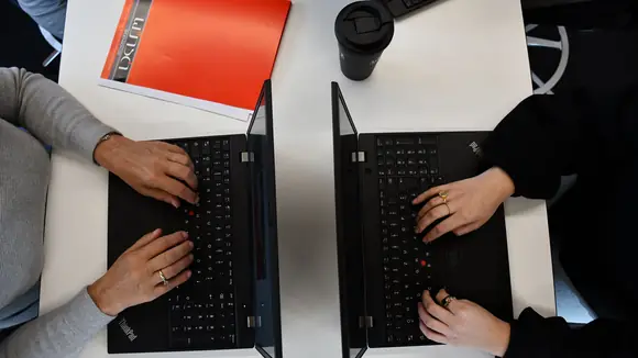 2 Laptops mit tippenden Händen 