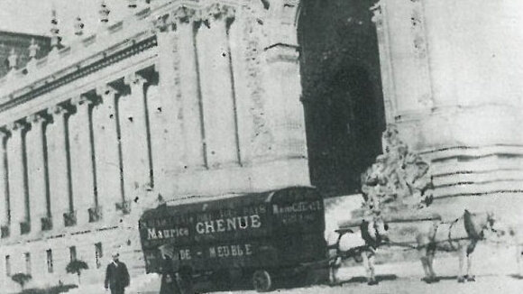 Ein Transportwagen von Chenue vor dem Grand Palais in Paris im Jahr 1902