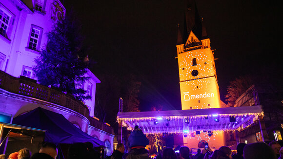 neues Markenzeichen als Projektion auf dem Vincenz-Kirchturm beim Mendener Winter