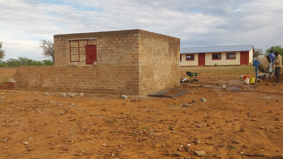 Bau einer neuen Kochstelle an der global office-Schule in Namibia 