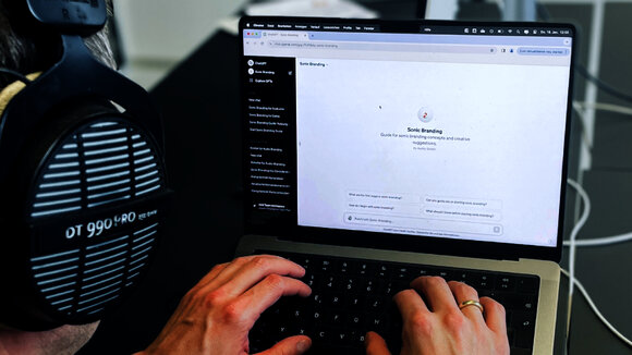 Sonic-Branding-GPT ist ein KI basiertes Tool das Markenwerte in Musik übersetzt. 