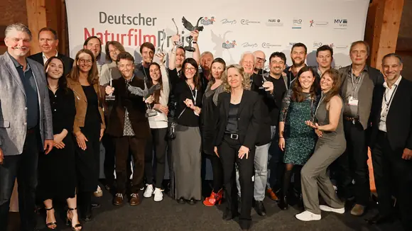 Preisträger:innen des Deutschen NaturfilmPreises 2023 mit Schirmherrin Steffi Lemke, Bundesministerin für Umwelt, Naturschutz, nukleare Sicherheit und Verbraucherschutz