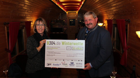 Losfee und Gewinnerin inkl. Scheck