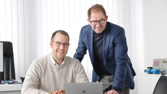 Jury-Vorsitzender Johannes Keller (appliedAI) und Vorstandsvorsitzender Dr. Marc Wucherer vom Industrieunternehmen Ziehl-Abegg freuen sich auf zahlreiche Bewerbungen beim ersten AI Communication Award. 