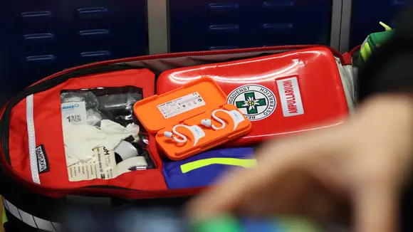 Die Im-Ohr Sensoren werden inklusive einer Ladebox im Hosentaschenformat die Rettungsdienste begleiten.